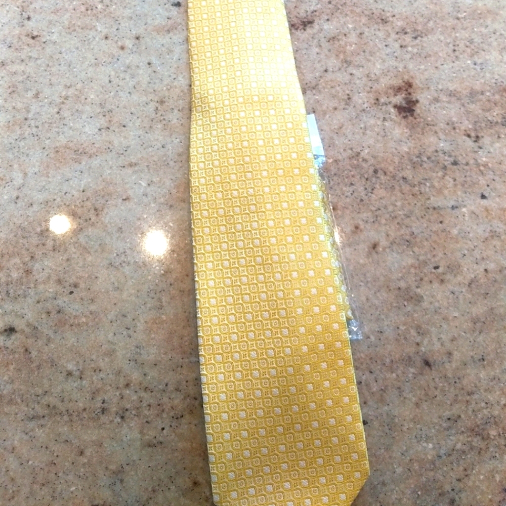 Tie with pocket square
